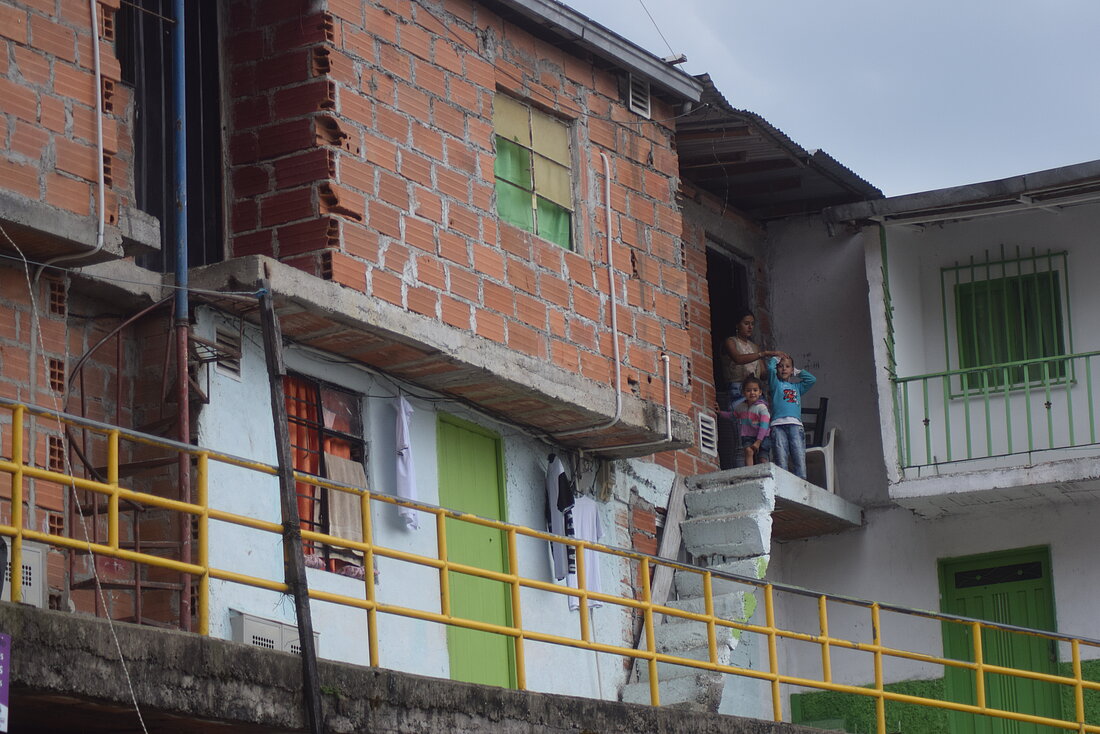 Auf dem Bild sieht man eine Familie, die in Comuna 13 lebt.