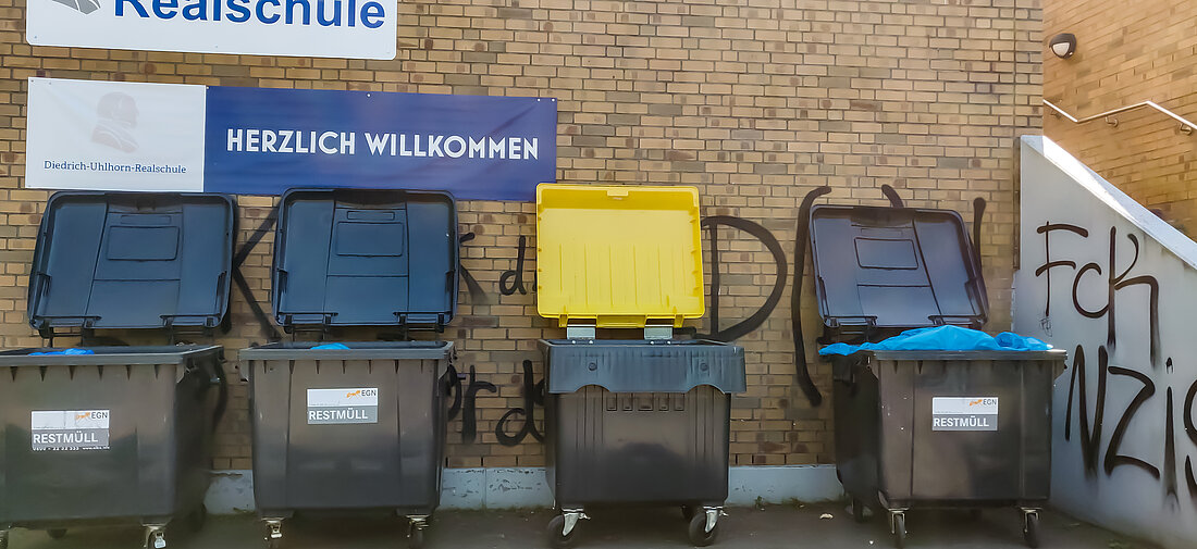 Zu sehen ist ein beschmiertes Gebäude in Grevenbroich.