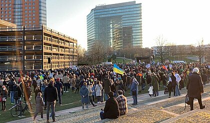 Friedensdemo in Düsseldorf (Foto: Emilie Hintzen) Zu sehen sind viele Menschen, die an der Friedensdemo in Düsseldorf teilnehmen.
