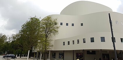 Im Düsseldorfer Schauspielhaus findet dieses Wochenende eine szenische Lesung statt. (Foto: Judith Deußen) Zu sehen ist das Düsseldorfer Schauspielhaus.