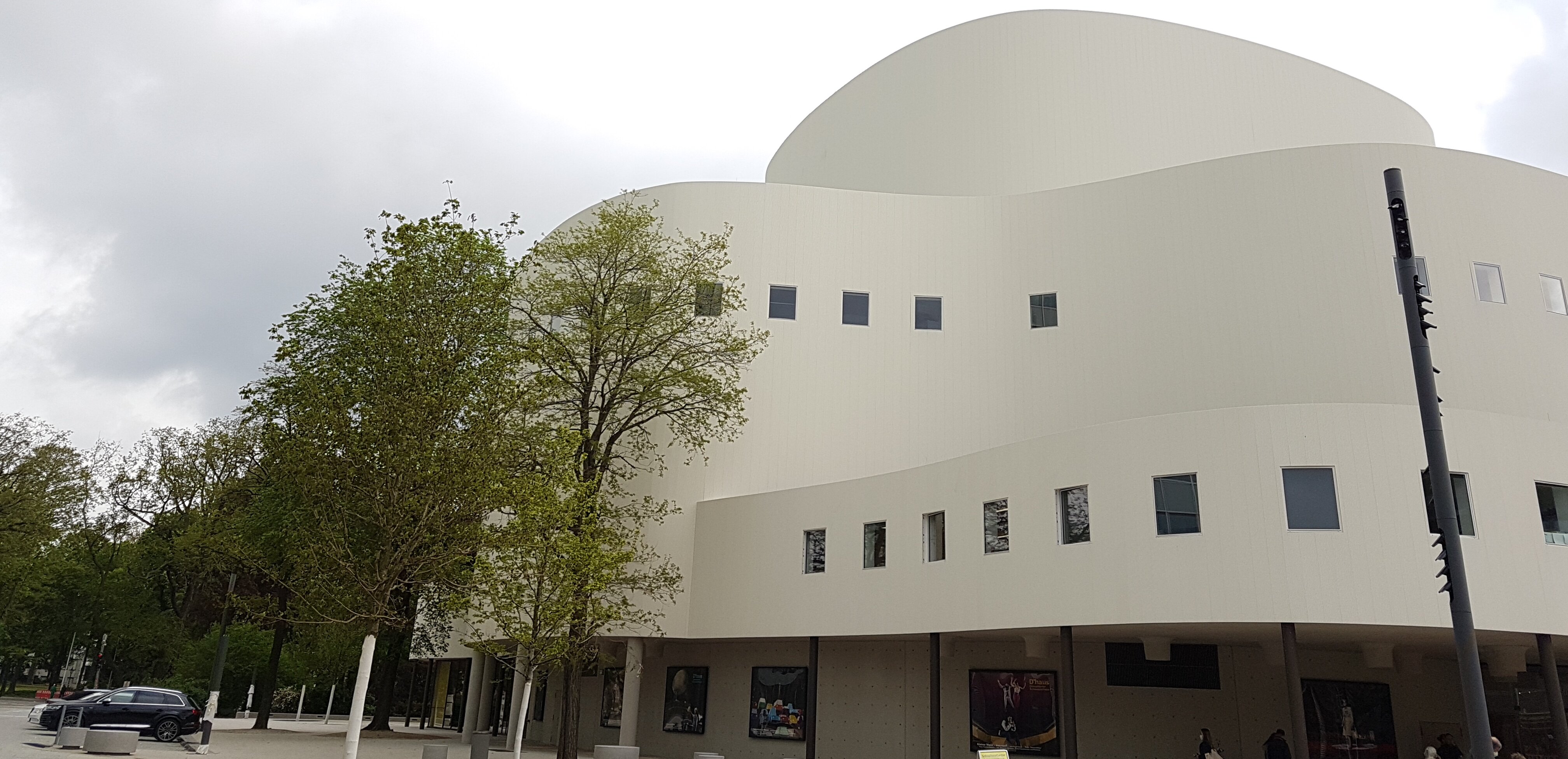 Zu sehen ist das Düsseldorfer Schauspielhaus.
