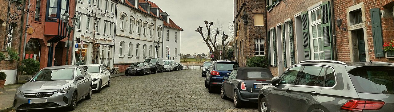 Foto zeigt den Weg über den Kaiserswerther-Markt, der direkt zum Rhein führt.