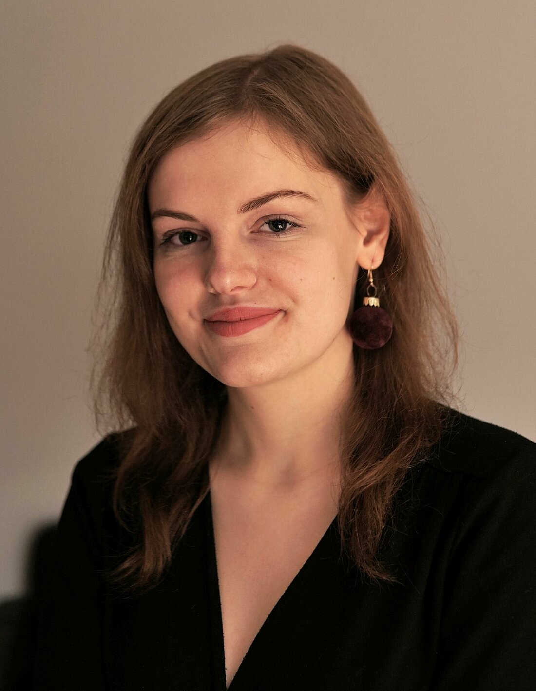 Das Foto zeigt Rebecca Hermans von einer seitlichen Perspektive.