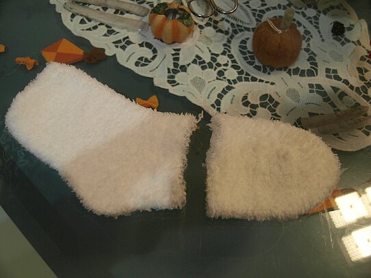 Der obere Teil einer weißen Socke wurde abgeschnitten.