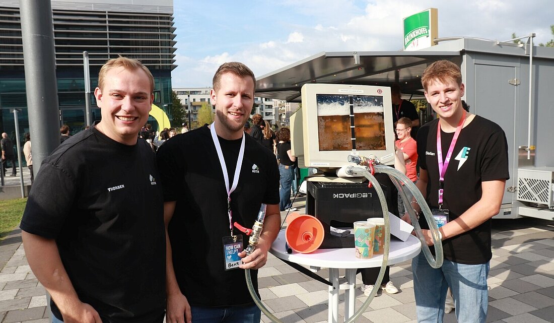 Bier in einen Computerbildschirm gefüllt.