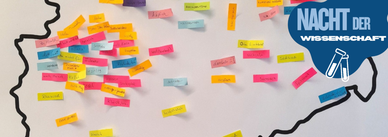 Man sieht die Umrisse einer Deutschlandkarte mit Post-its auf der Fläche