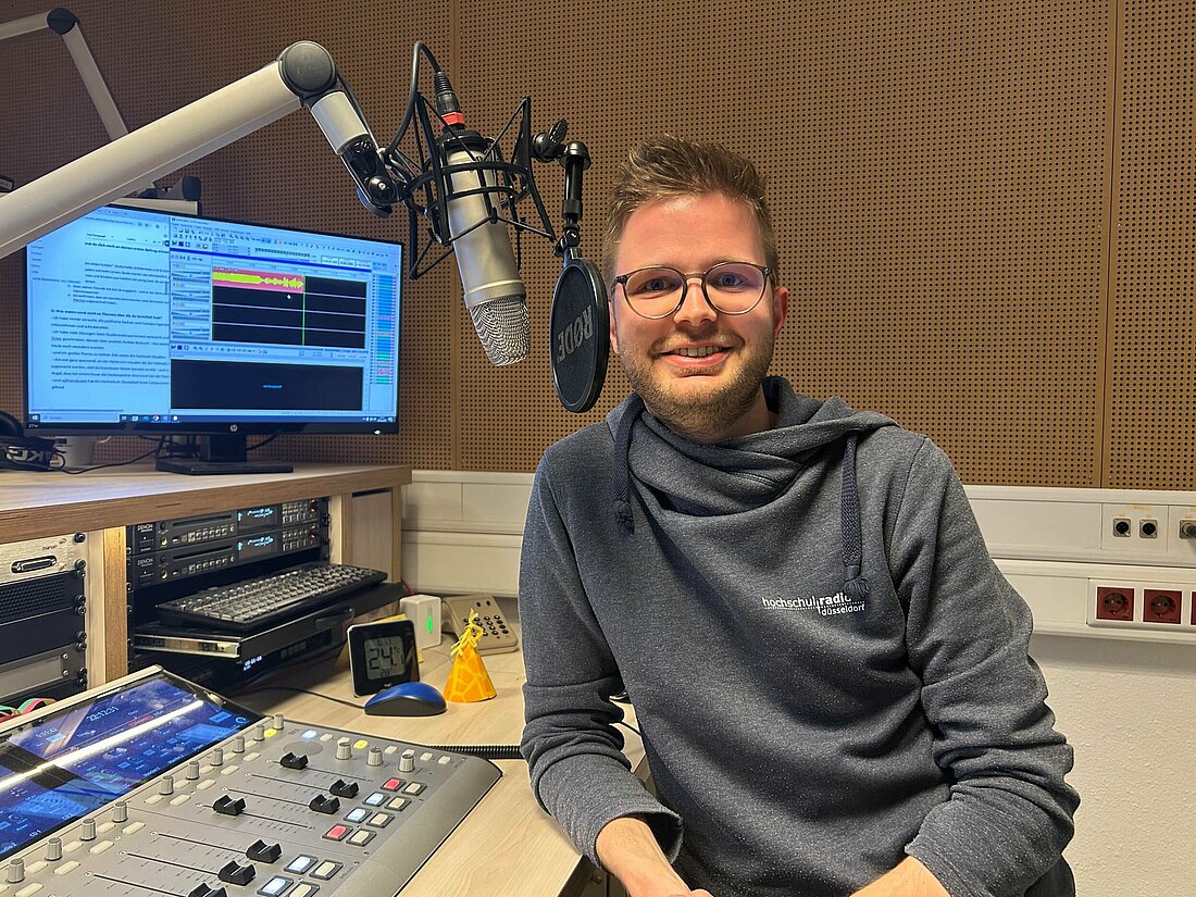 Tim im Jahr 2017 bei hochschulradio düsseldorf (Foto: Greta Stangner) Auf dem Foto sieht man Tim im Studio von hochschulradio düsseldorf