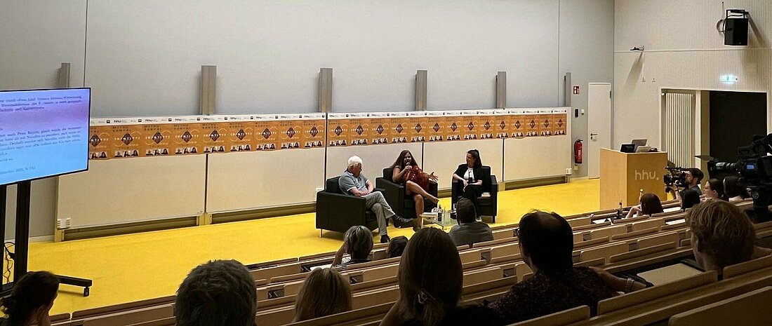 Auf dem Bild sind Prof. Dr. Hans Georg Pott, Autorin Mithu Sanyal und Moderatorin Simone Saftig.