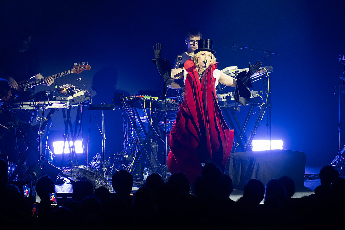 Auf dem Bild sieht man die Muskerin Roslin Murphy auf der Bühne. Sie bewegt sich energetisch (Foto:Reiner Pfistner)