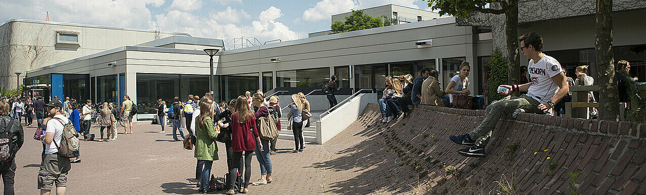 Studierende auf dem Campus vor Gebäude 23.01 