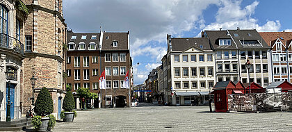 Auf dem Foto ist die Boelkerstraße und der Marktplatz zu sehen.