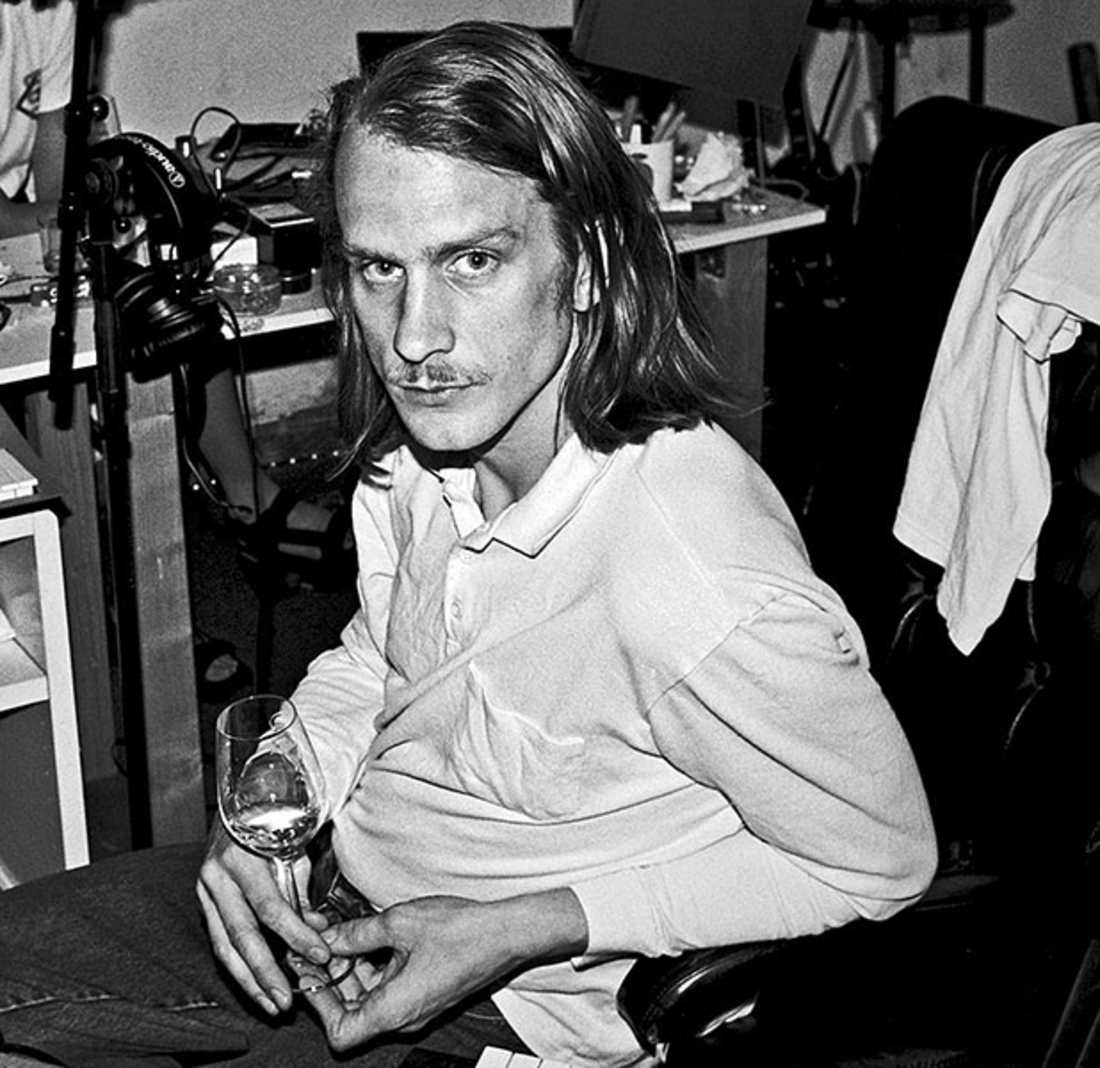 Lucas Croon ist nicht nur DJ, sondern verdient sein Geld auch als Komponist. (Foto: Schiko) Lucas Croon sitzt an seinem Keyboard. In seinen Händen hält er ein Glas Wein.