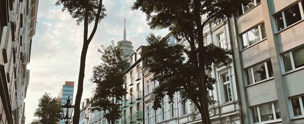 Auf den Straßen Unterbilks. (Foto: Mia Hellbeck) Es ist eine Straße in Unterbilk und im Hintergrund der Rheinturm zu sehen.