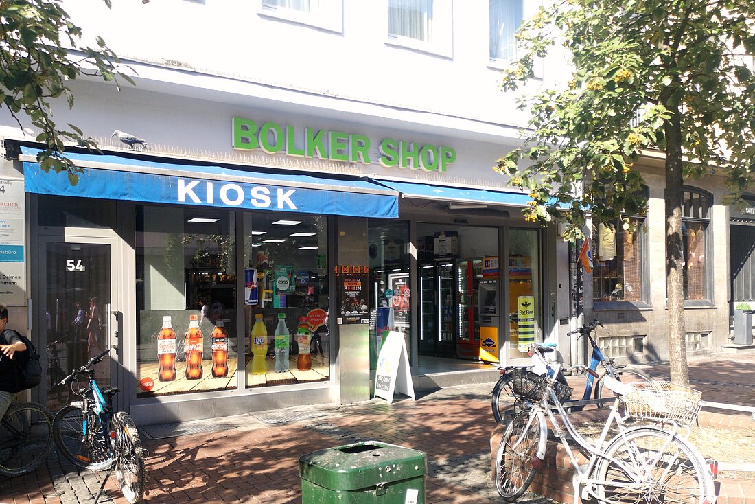 Man sieht die Fassade eines Kiosks in der Düsseldorfer Altstadt.