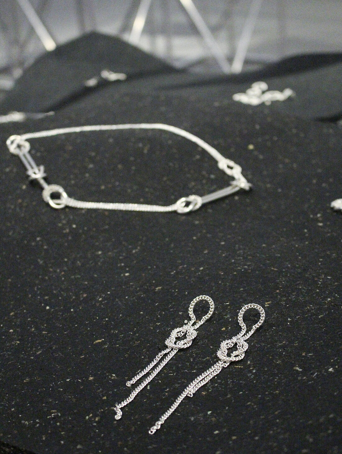 „Knoten“ von Mika Meinck (Foto: Lieselotte Hahn) Ohrringe und Kette aus „Knoten“ von Mika Meinck