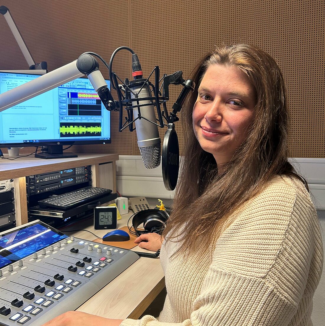 Auf dem Bild ist Carina Blumenroth neben einem Mikrofon zu sehen.