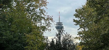 Auf dem Bild ist der Rheinturm in Düsseldorf zu sehen..
