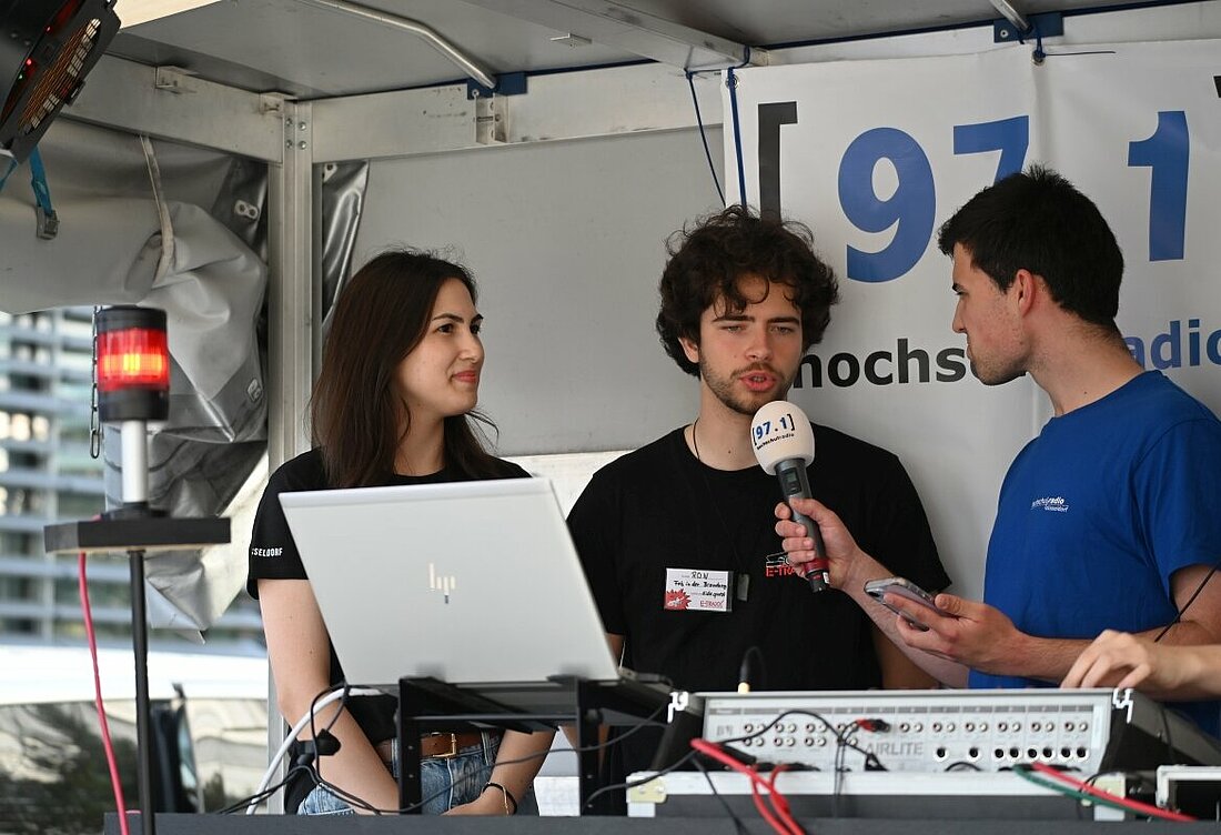 Im mobilen Studio werden Ron Fiemke und Betül Aksoy interviewt.