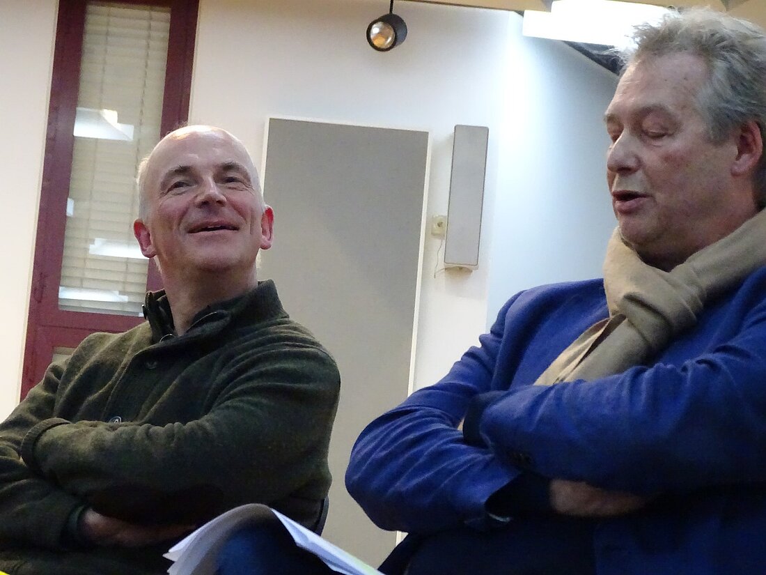 Professor Rüdiger Bohn und Professor Thomas Leander sind vertieft in die Diskussion reden im Rahmen der Diskussion miteinander