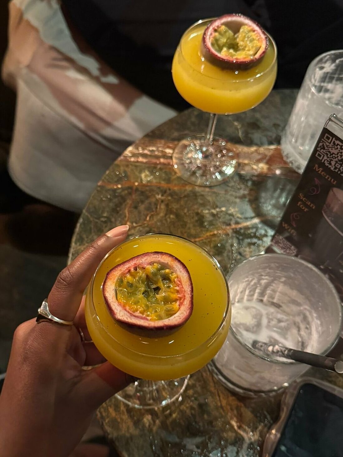 Auf dem Foto sieht man zwei Hände, die Mocktails halten.