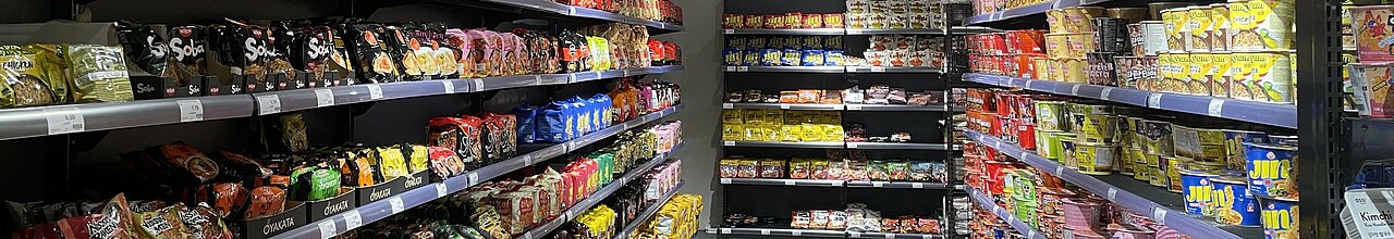 Das Bild zeigt Supermarkt-Regale in einem koreanischen Laden.