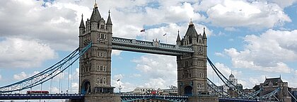 Auf dem Foto ist die Tower Bridge bei gutem Wetter zu sehen.