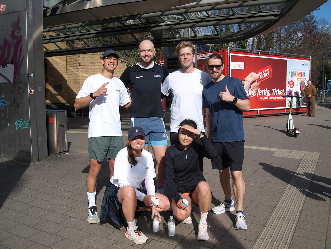 Auf dem Bild sieht man die Gruppe am Ende am Neusser Hbf nach dem Lauf