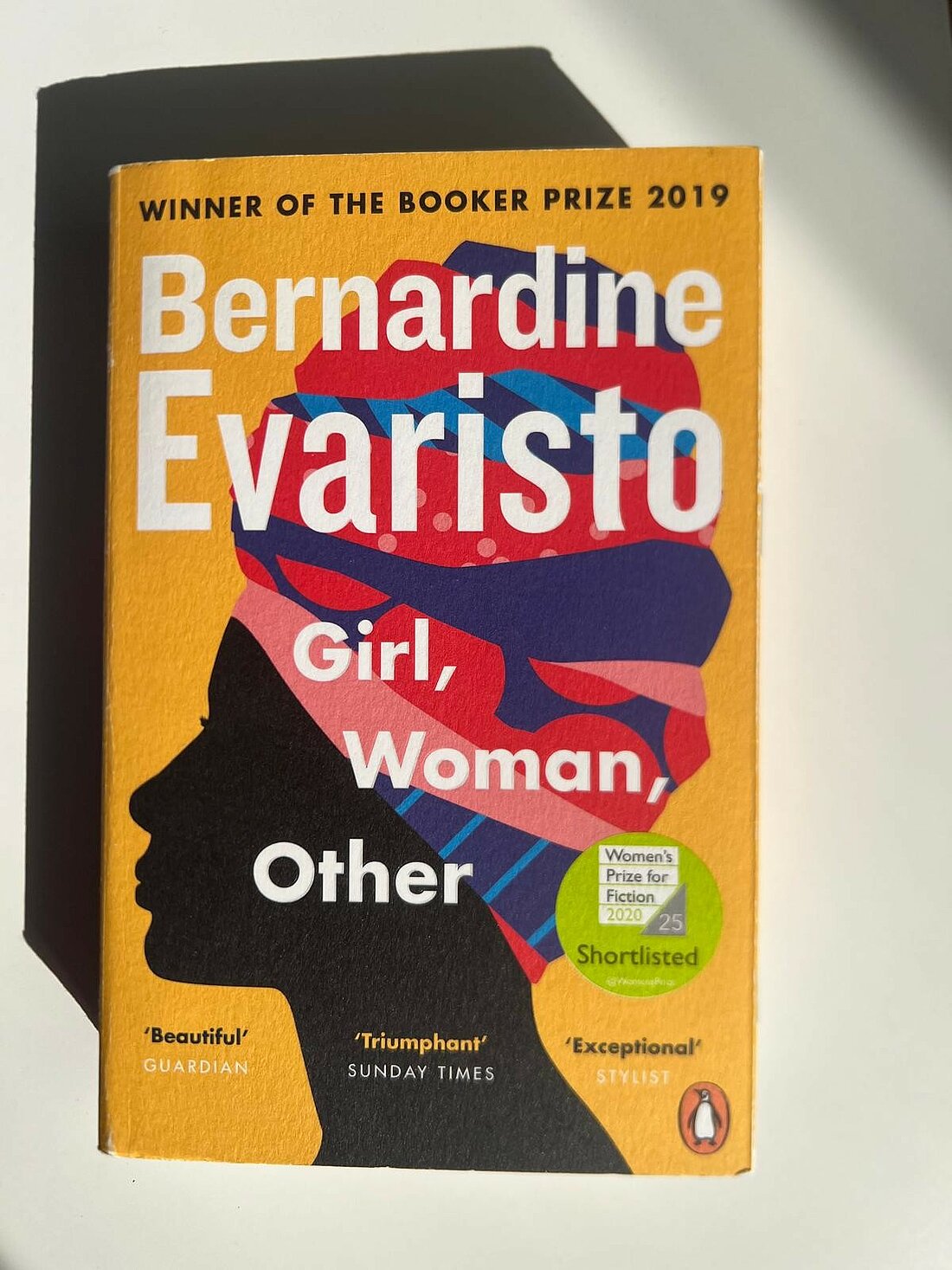 Auf dem Foto ist das Buch Girl, Woman, Other von Bernardine Evaristo zu sehen.