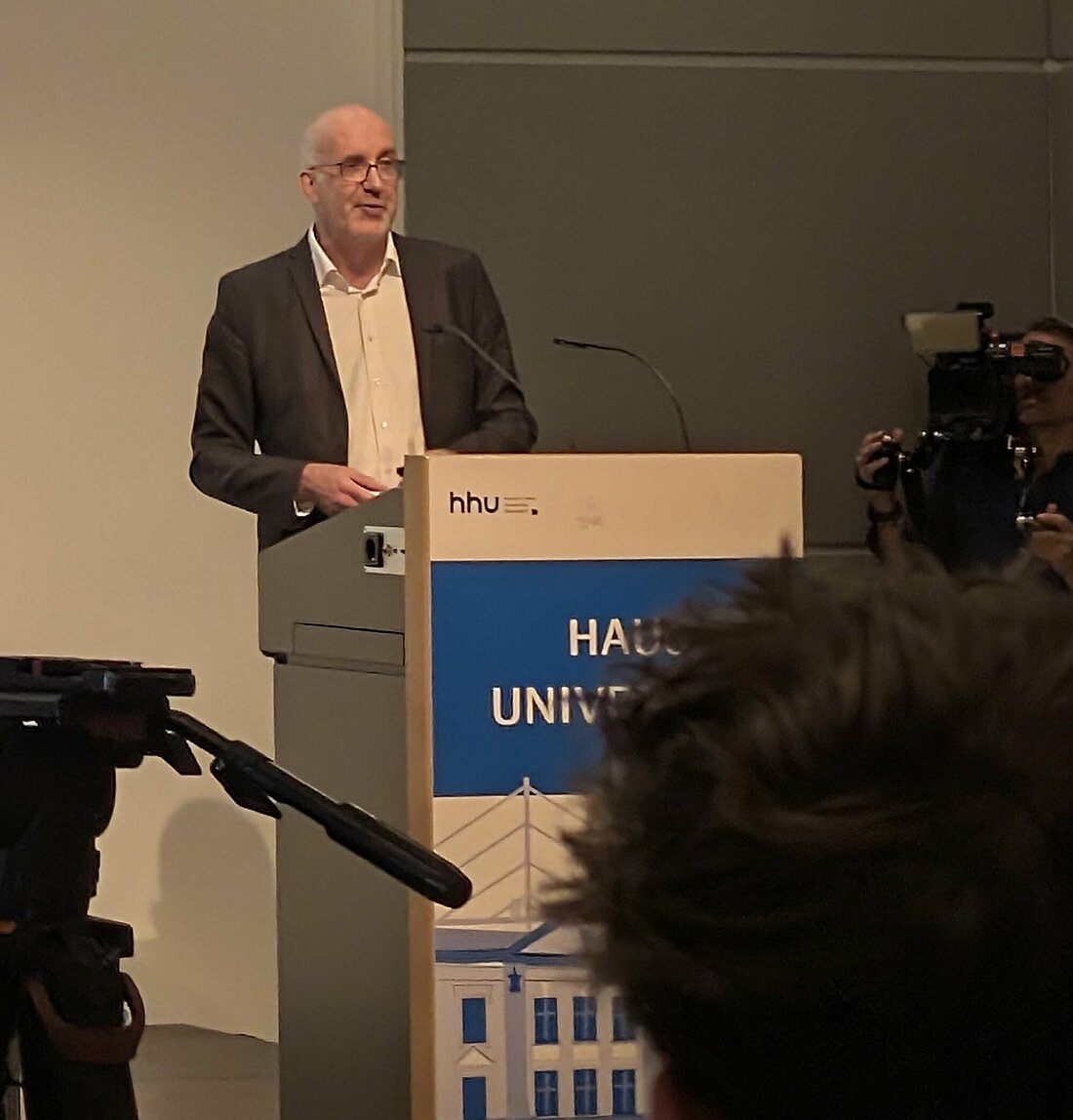 Auf dem Foto ist Stefan Marschall zu sehen. Er steht an einem Rednerpult. 