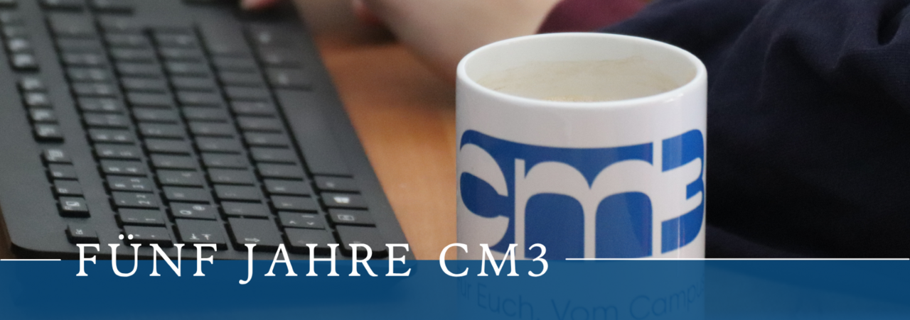 Auf dem Foto sieht man die cm3 Tasse vor einer Tastatur