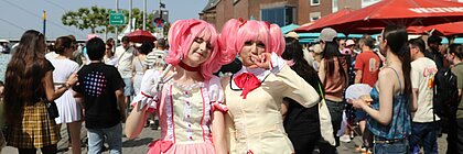 Zwei Cosplayerinnen im Kostüm der Figur Madoka Kaname aus dem Anime „Puella Magi Madoka Magica"