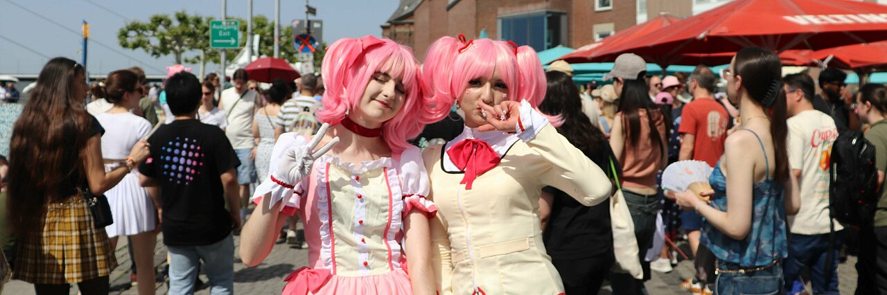 Zwei Cosplayerinnen im Kostüm der Figur Madoka Kaname aus dem Anime „Puella Magi Madoka Magica"