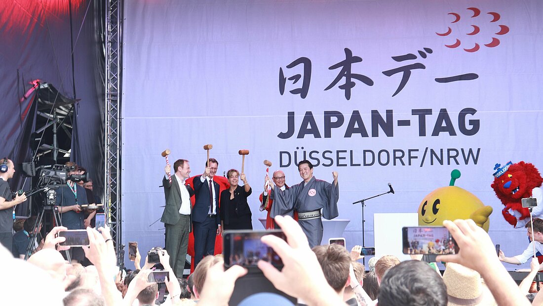 Kagami-Biraki-Zeremonie mit den Ehrengästen (v. l. n. r.): Stephan Keller, Hendrik Wüst, Mona Neubaur, Yoshitaka Tsunoda und Takao Hariya (Foto: Vivien Henning) Kagami-Biraki-Zeremonie mit den Ehrengästen (v. l. n. r.): Stephan Keller, Hendrik Wüst, Mona Neubaur, Yoshitaka Tsunoda und Takao Hariya (Foto: Vivien Henning)