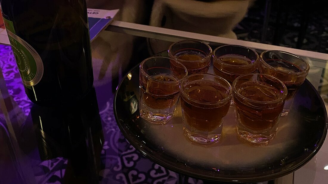 Auf dem Bild sieht man alkoholfreie Surprise Shots, die auf einem Tablet stehen in einem Lokal.