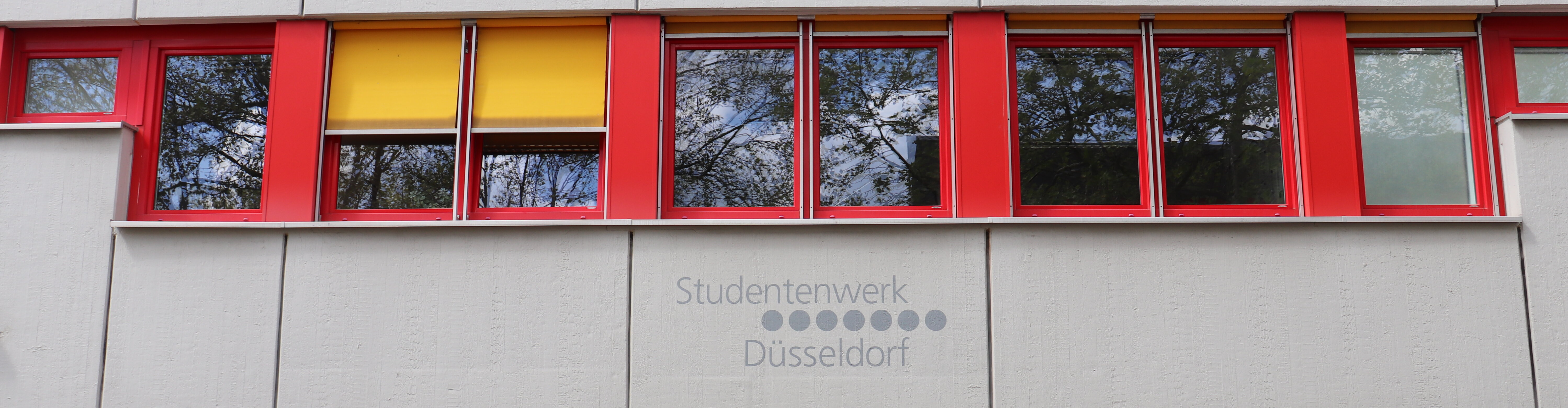Man sieht eine Hauswand und den Schriftzug "Studentenwerk Düsseldorf". 