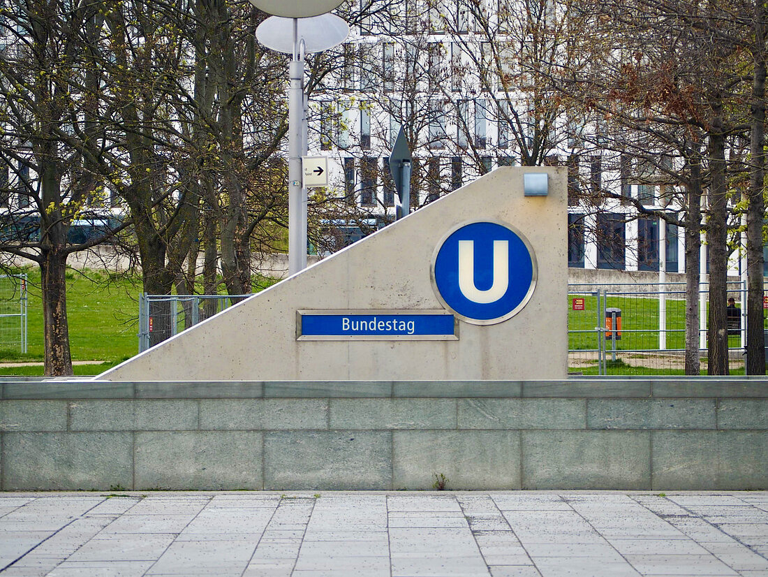 Zu sehen ist das Namensschild am Eingang der U-Bahnhaltestelle des Deutschen Bundestages.