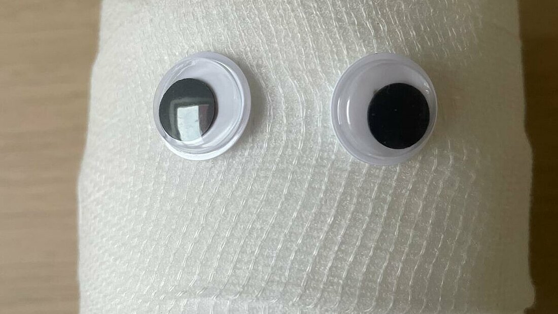 Die Wackelaugen wurden an die Mullbinde geklebt