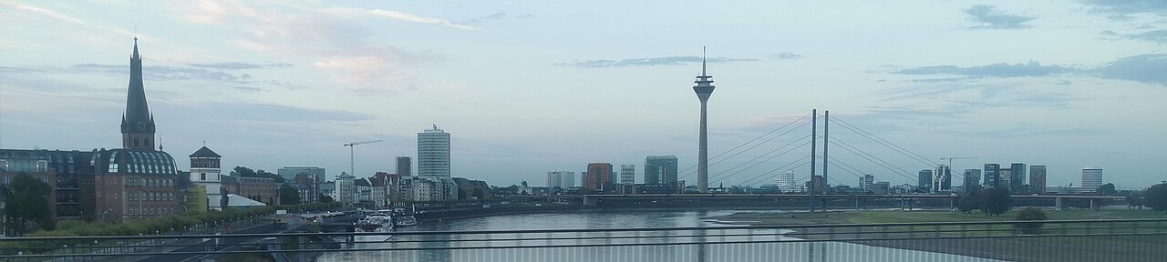Man sieht die Skyline von Düsseldorf über dem Rhein.