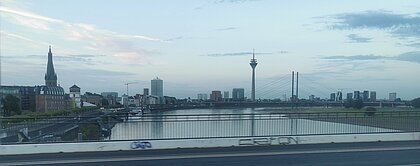 Man sieht die Skyline von Düsseldorf über dem Rhein.