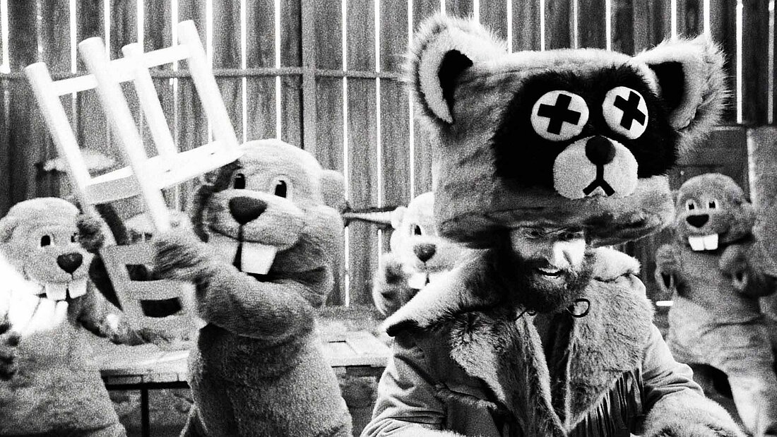 Auf dem Bild sieht man mehrere Menschen in Biber-Kostümen in Schwarz-Weiß (Foto: kommt noch)