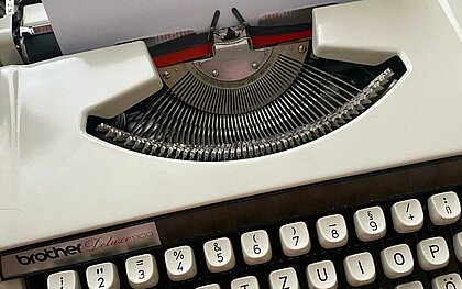Man sieht eine alte Schreibmaschine mit einem eingezogenem Blatt.