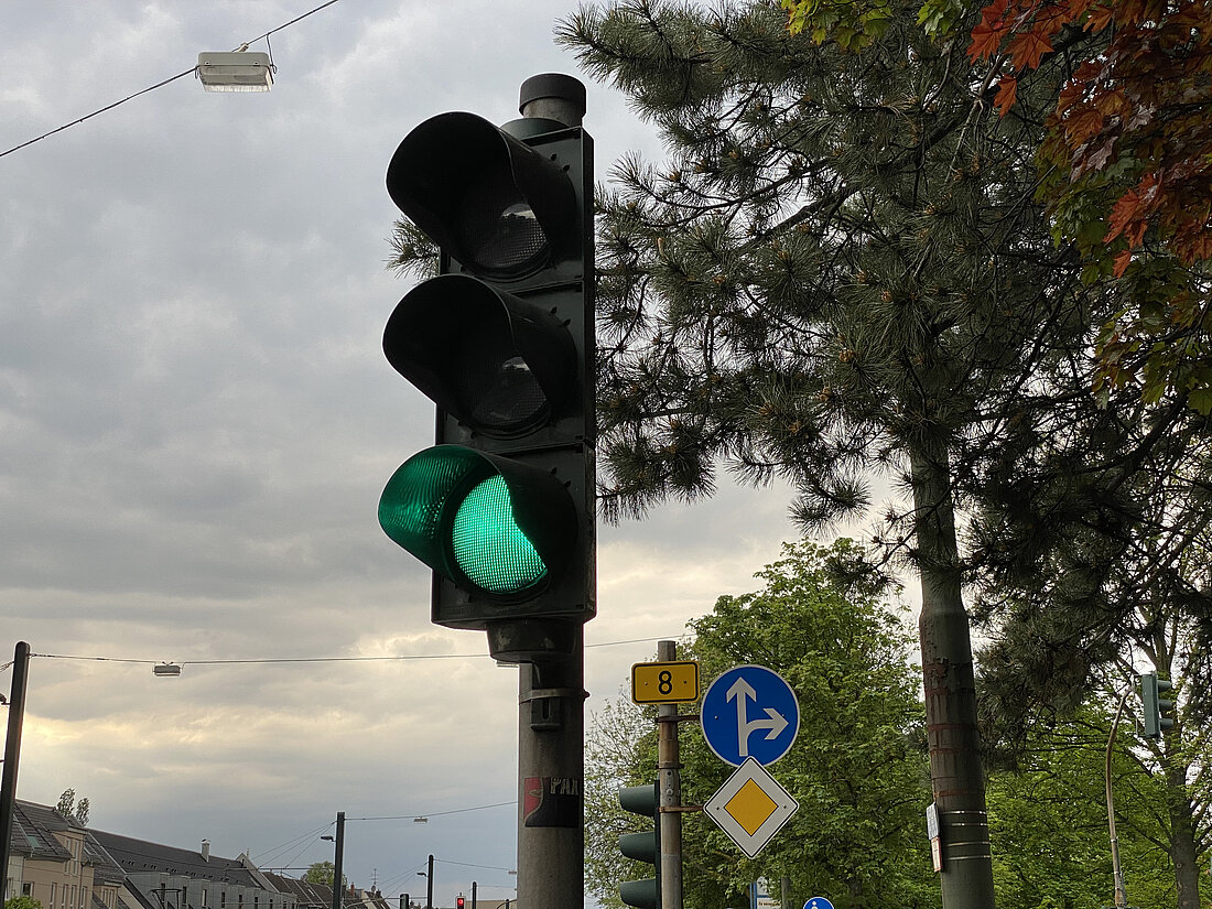 Man sieht eine grün geschaltete Ampel.