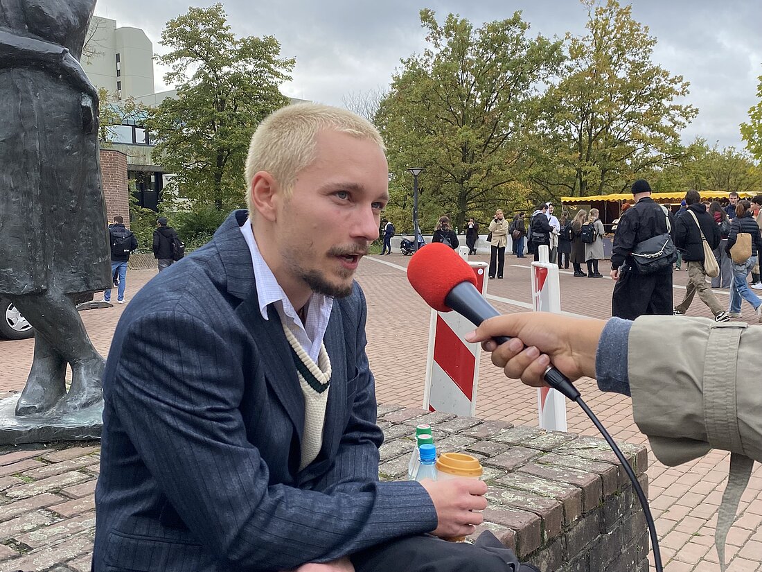 Studierende berichten, wie sie mit Einsamkeit umgehen. (Foto: Klara Engels) Studierende werden vom Hochschulradio interviewt