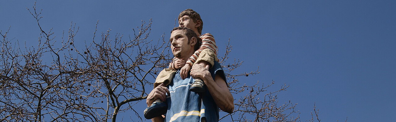DerSäulenheilige "Vater&Sohn" bei blauem Himmel auf der Immermannstraße (Foto:Michelle Pieczyk)
