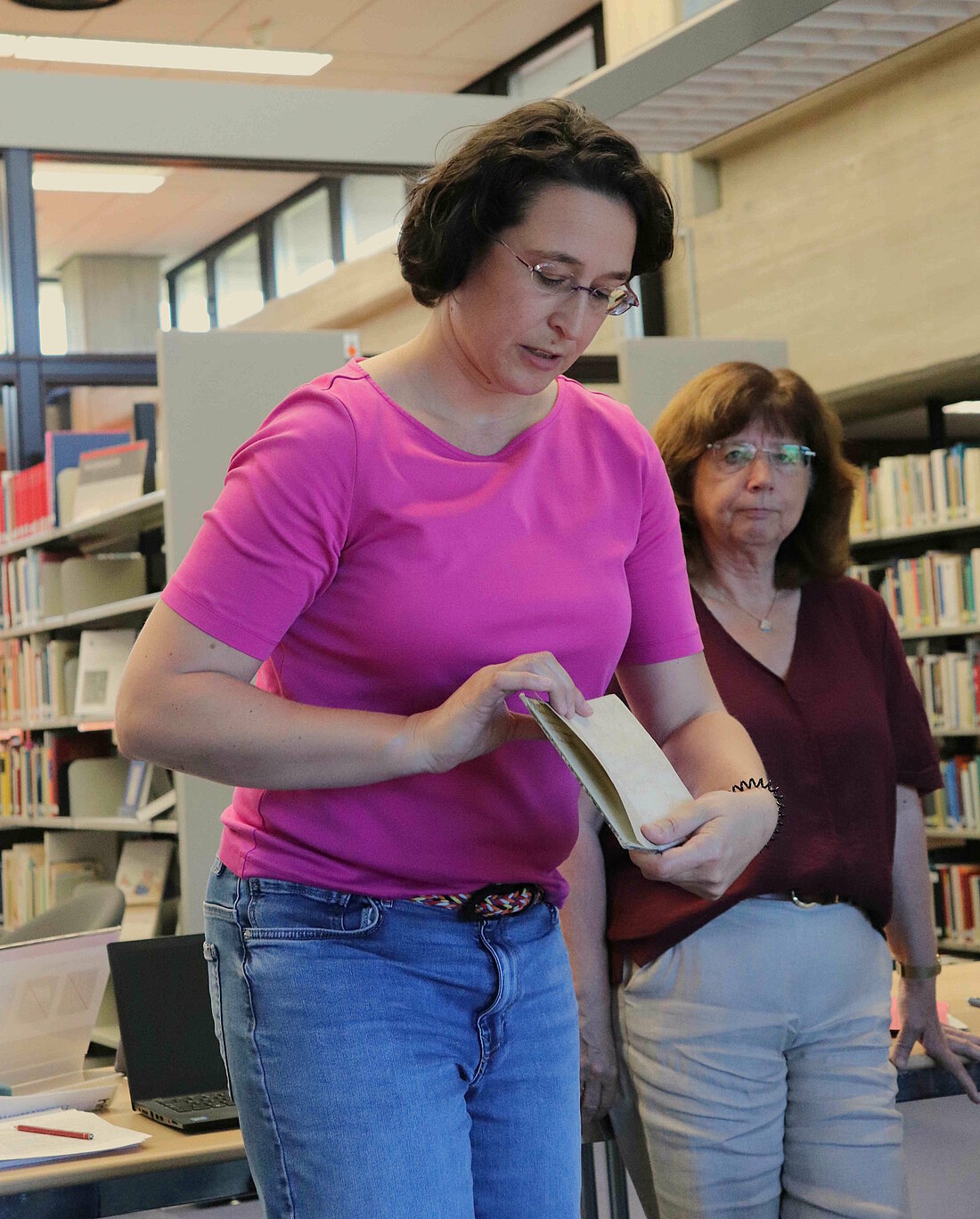 Zu sehen sind die beiden Projektleiterinnen Filomena Lopedoto und Dr. Ute Olliges-Wieczorek. Lopedoto hält ein Buch in der Hand.