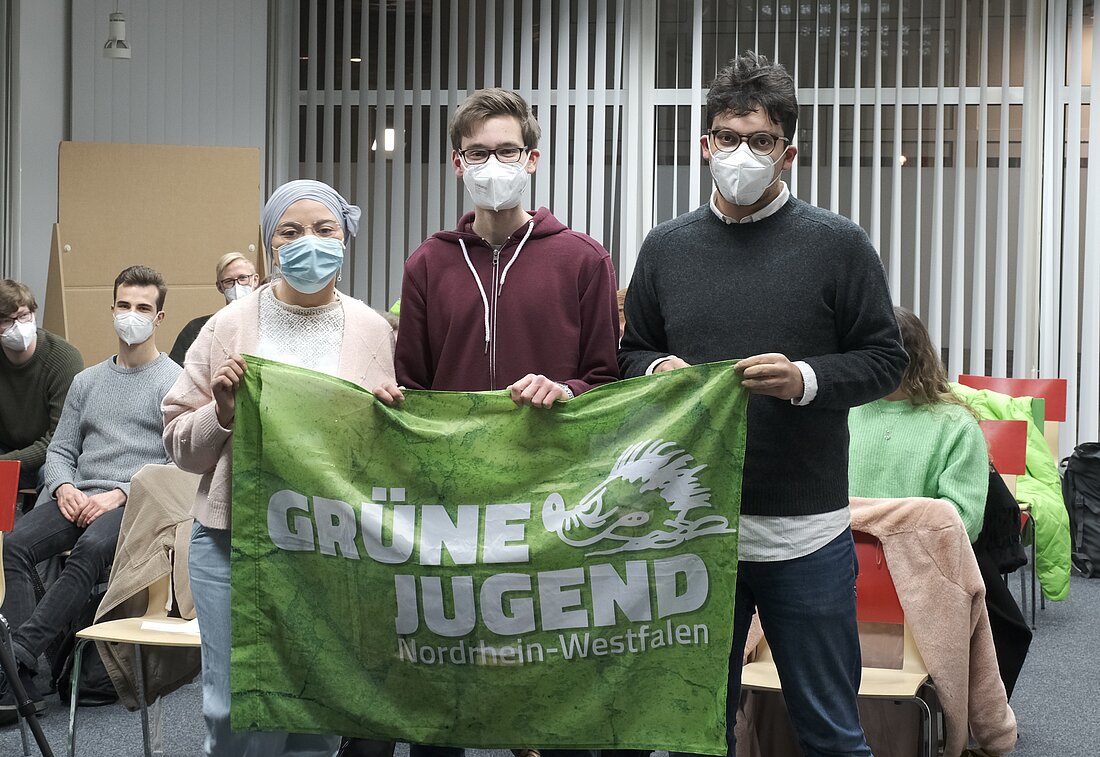 Die beiden kandidierenden der Grünen Jugend und Rênas Sahin, Sprecher der GJ NRW. (Foto: Teodor Sameisky)