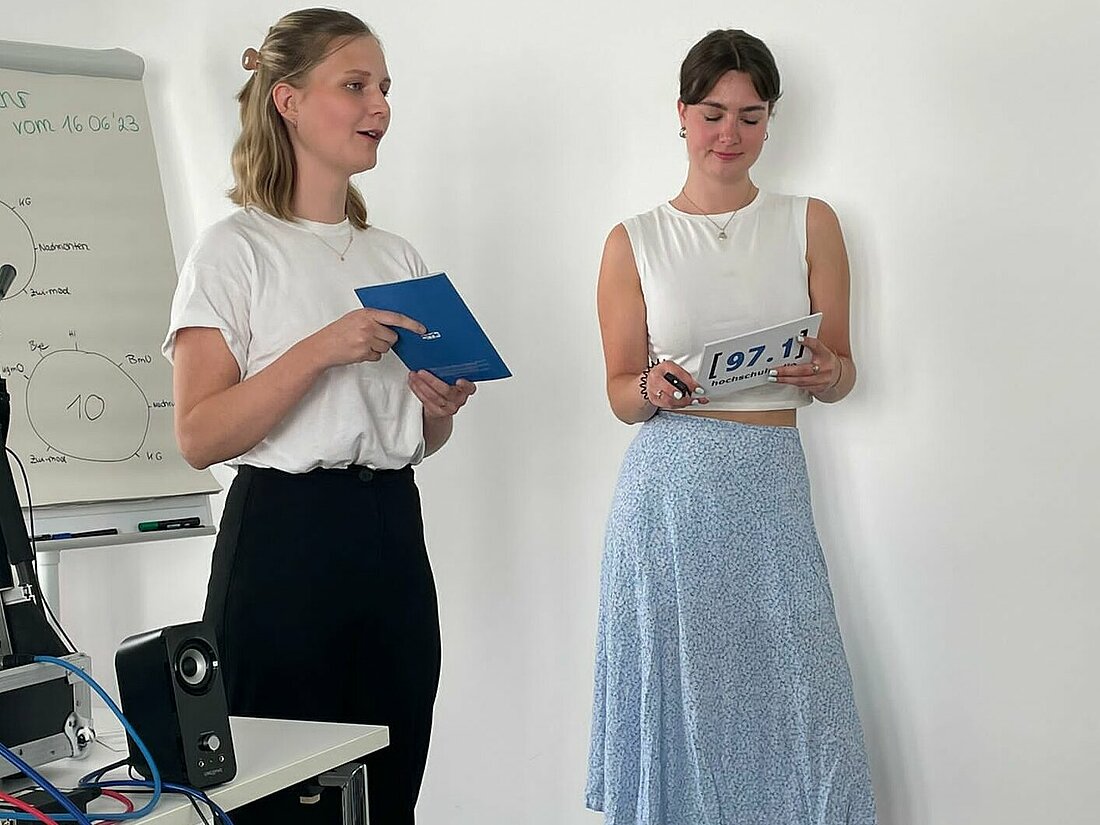 Anna und Sophie beim Journalismustag (Foto: Anna Urban) Auf dem Foto sieht man Anna und Sophie, die etwas beim Journalismustag vorstellen