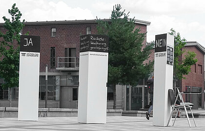 Man sieht die drei Säulen am Campus der Hochschule Düsseldorf. 