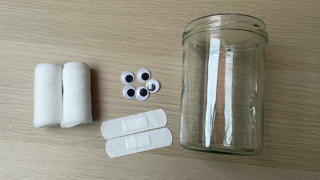 Das benötigte Material: Wackelaugen, Pflaster, Mullbinde, Einmachglaß