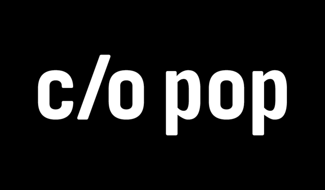 Das c/o pop Logo als Schrift in Weiß auf Schwarz